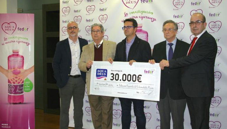 AQUADEUS entrega 30.000 euros a la Federación Española de Enfermedades Raras para proyectos de investigación